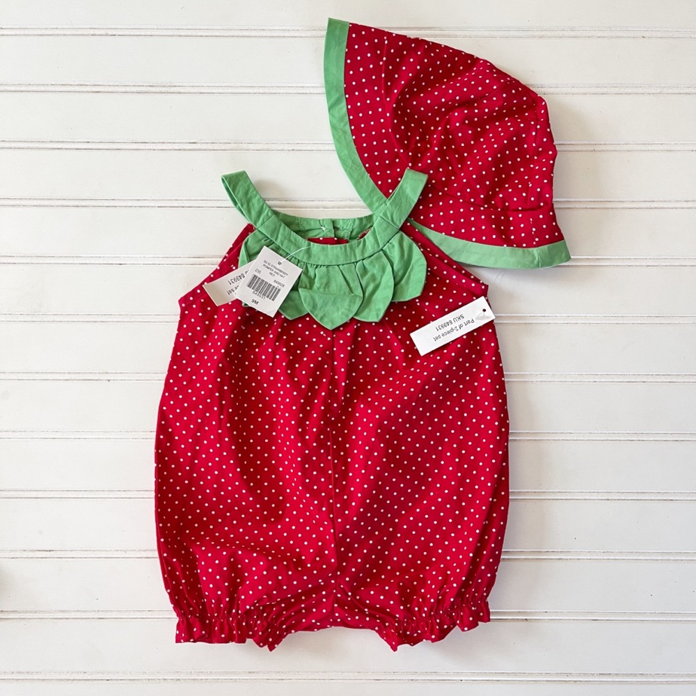 NWT 🍓🍓 Poplin Strawberry Romper w/ Leaf Collar Detail & Bucket Hat Set